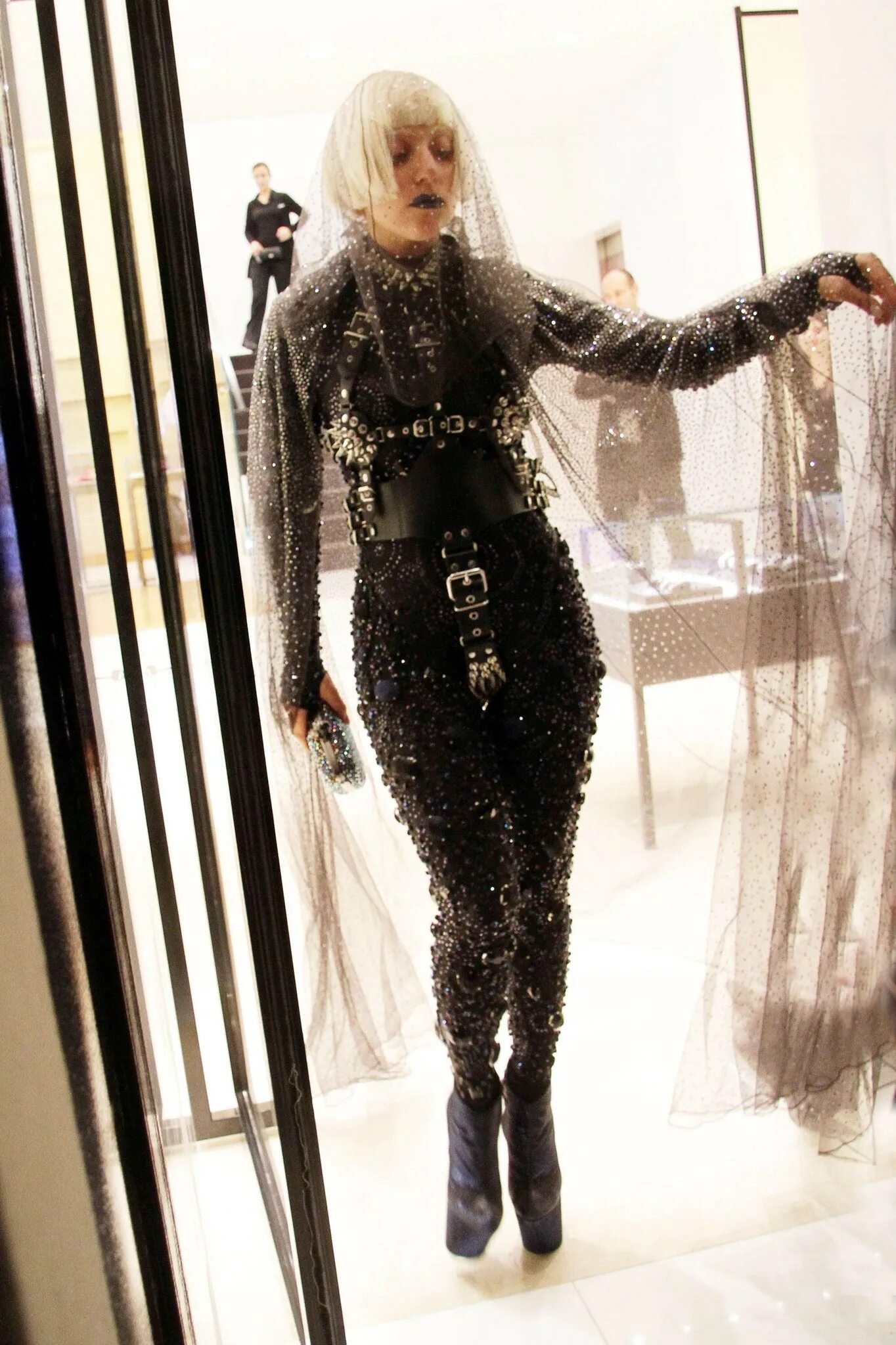 Леди гага костюмы. Леди Гага. Леди Гага 2010 год. Леди Гага и ее Наряды.