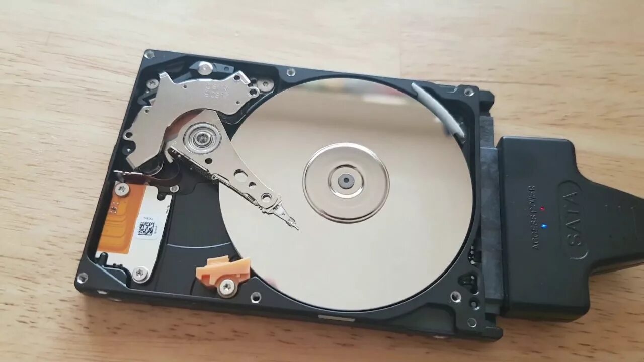 Разобрать диск seagate. Разобранный винчестер 2тб. disassemble seagate hdd. головка сигейт жесткий диск. разобрать жесткий диск seagate.
