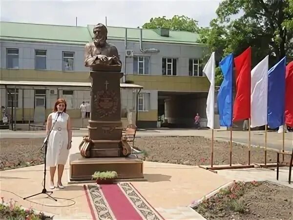 Памятник сооруженный на деньги семьи мараевых