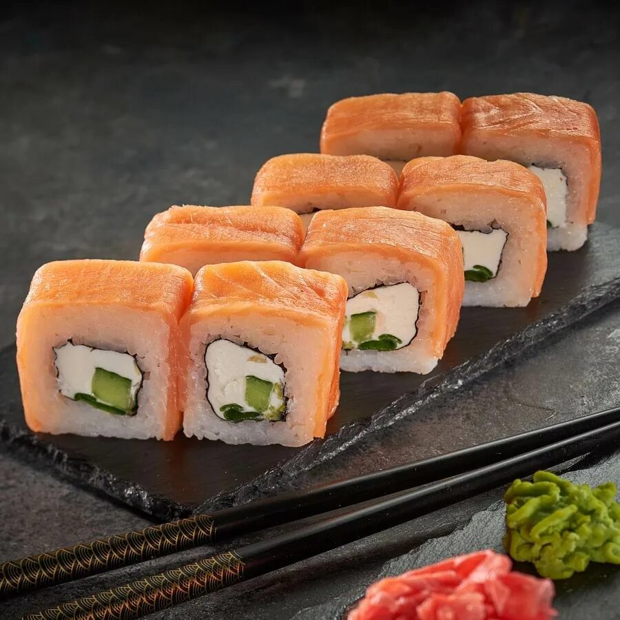 Fusion sushi. Суши роллы Филадельфия. Суши Сушимания Петрозаводск. Ролл Филадельфия с огурцом. Суши Фьюжн Мытищи.