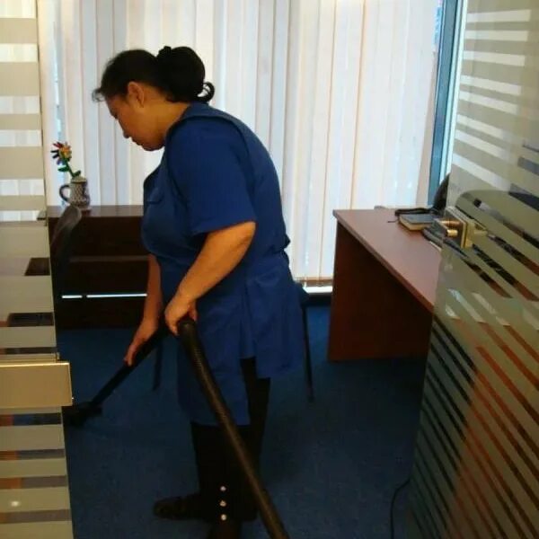 Уборщица в кафе. Уборщица 2 2 новосибирск. Уборщик производственных и служебных помещений. Посудомойщица рисунок. Уборщик лестничных клеток.