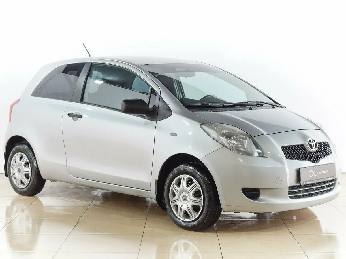 Тойота Ярис 2. Toyota Yaris II 2008. Toyota Yaris 2 2008. Тойота Ярис 2008 серебристый. Купить хэтчбек механика