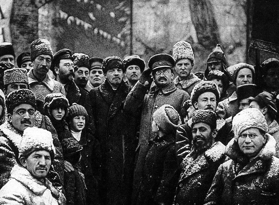 Старое окружение. Ленин и Троцкий 1917. Октябрьская революция 1917 Ленин и Троцкий. Троцкий в 1915 году фото. Ленин и Троцкий 1917 фото.