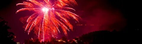 Элемент в ярко красном фейерверке