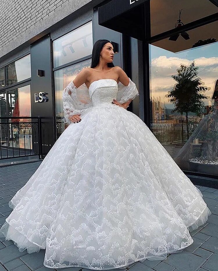 очень пышный. очень пышный. свадебное платье очень пышное. очень пышное платье.