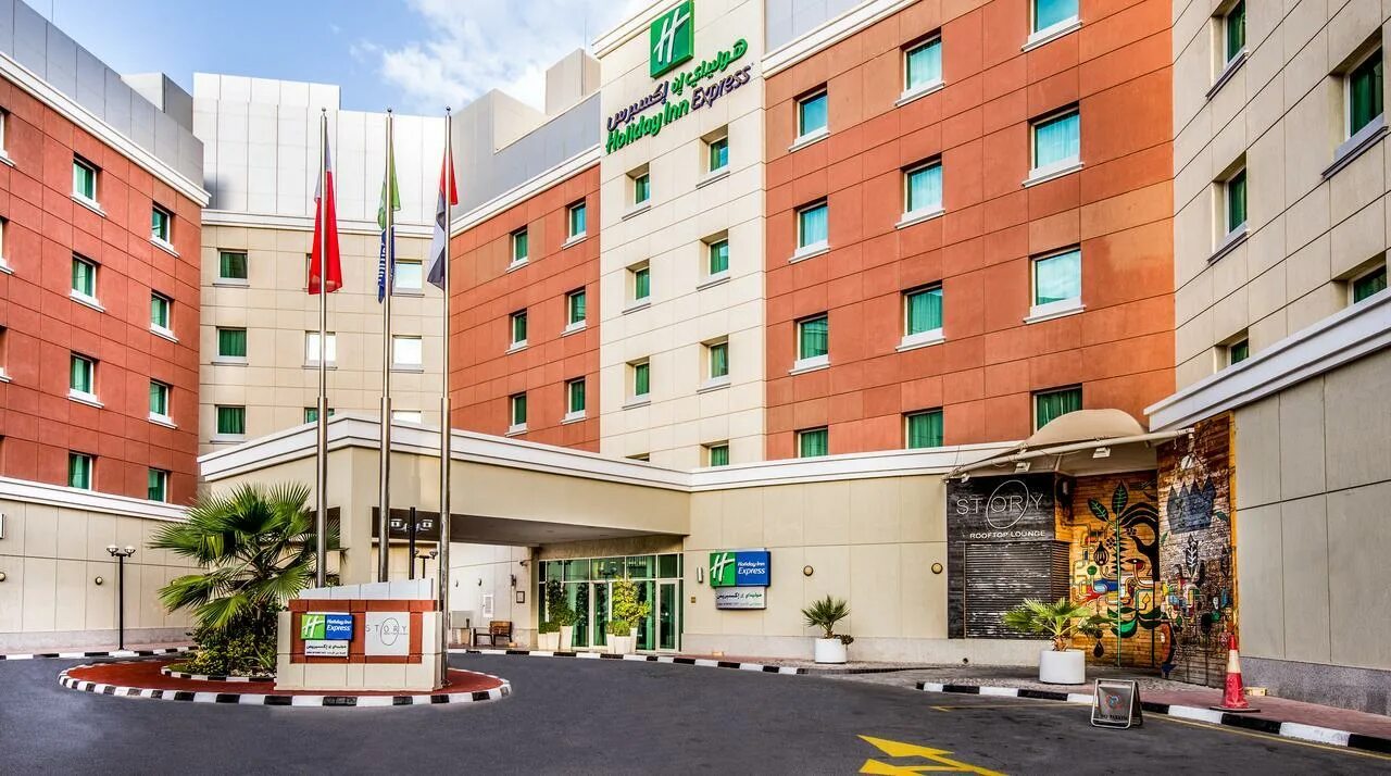 Holiday дубай. Holiday Inn Express Dubai Internet City 3. Holiday Inn Express Internet City Дубай. Holiday Inn Express Jumeirah 2 Джумейра Дубай. Holiday Inn Дубай отель.