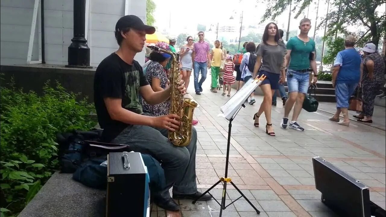 Уличный саксофонист nemiga. Саксофонист Владивосток. Музыканты на улице в Сочи.