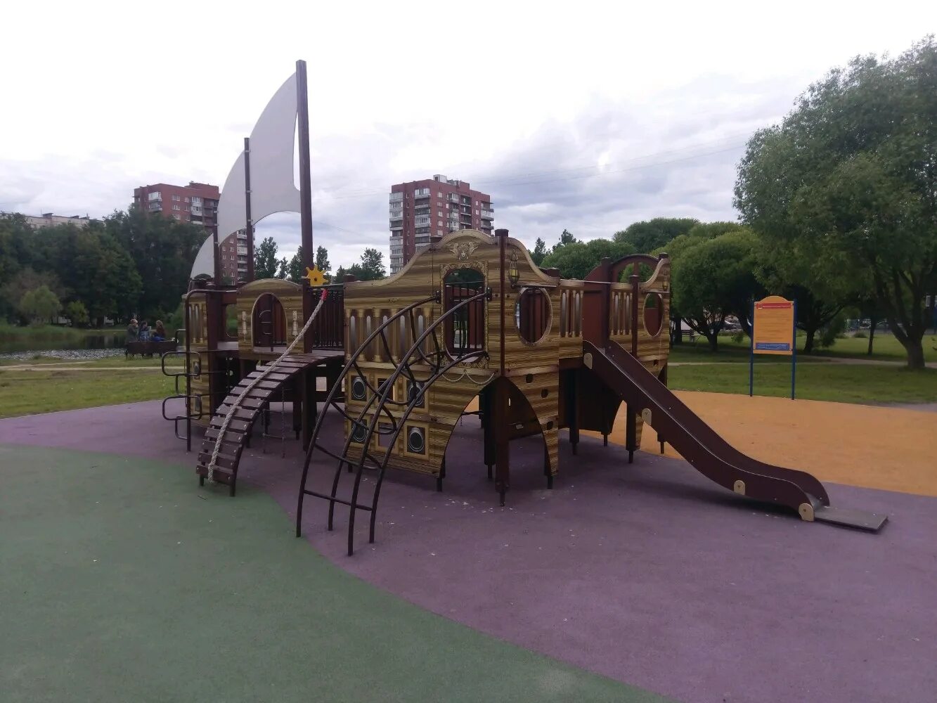 Песочница в парке горького. Оригинальная песочница. Песочница "хижина" мф-1. Таганский детский парк водная площадка. Детская площадка из бруса.