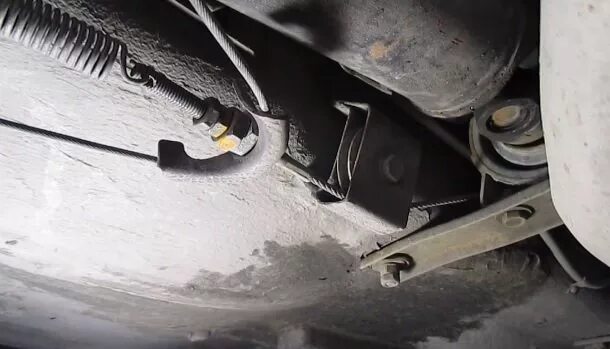 Гайка на трос ручника ваз 2107. Тросик ручника ваз 2105. Тросик ручного тормоза ваз 2107. Как поменять тросик на ваз 2107. Как поменять тросик на ваз 2107.