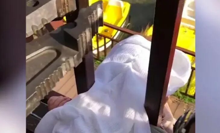 Избиение девушки в лифте. Девушка застряла в заборе. Девушка застряла в стиральной машине. Парень застрял в девушке казань. Девушка застряла на столбике.