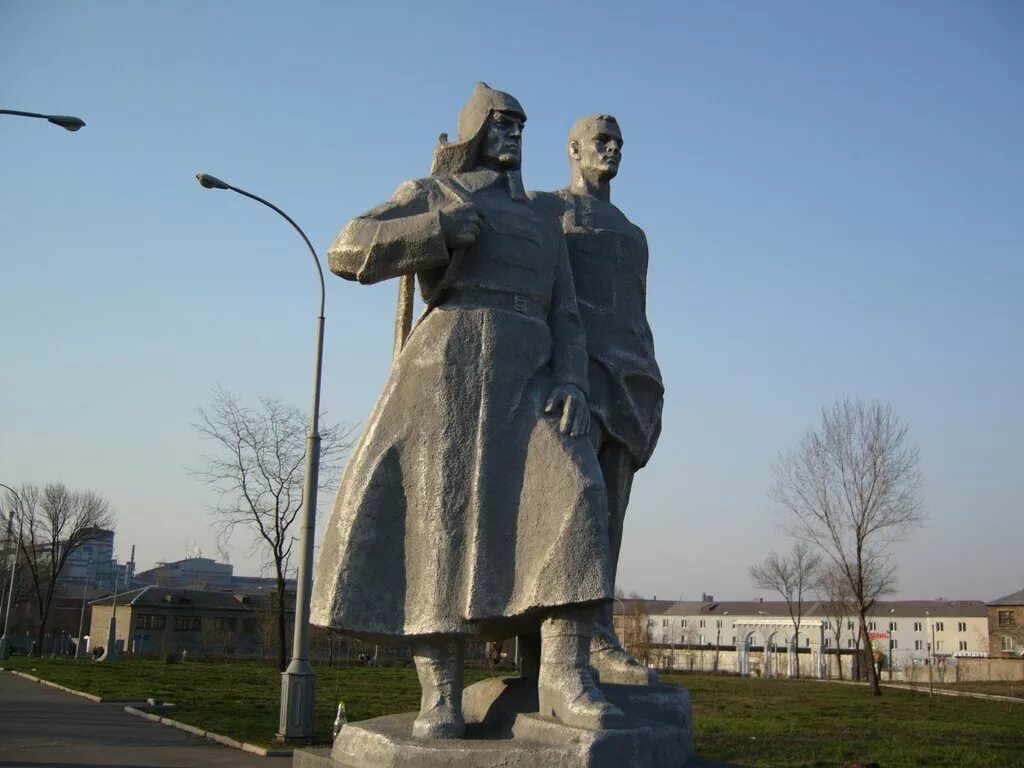 Шпиль алчевск. Памятник сталевару алчевск. Алчевске. Памятники алчевск. Алчевск памятник воинам-интернационалистам.