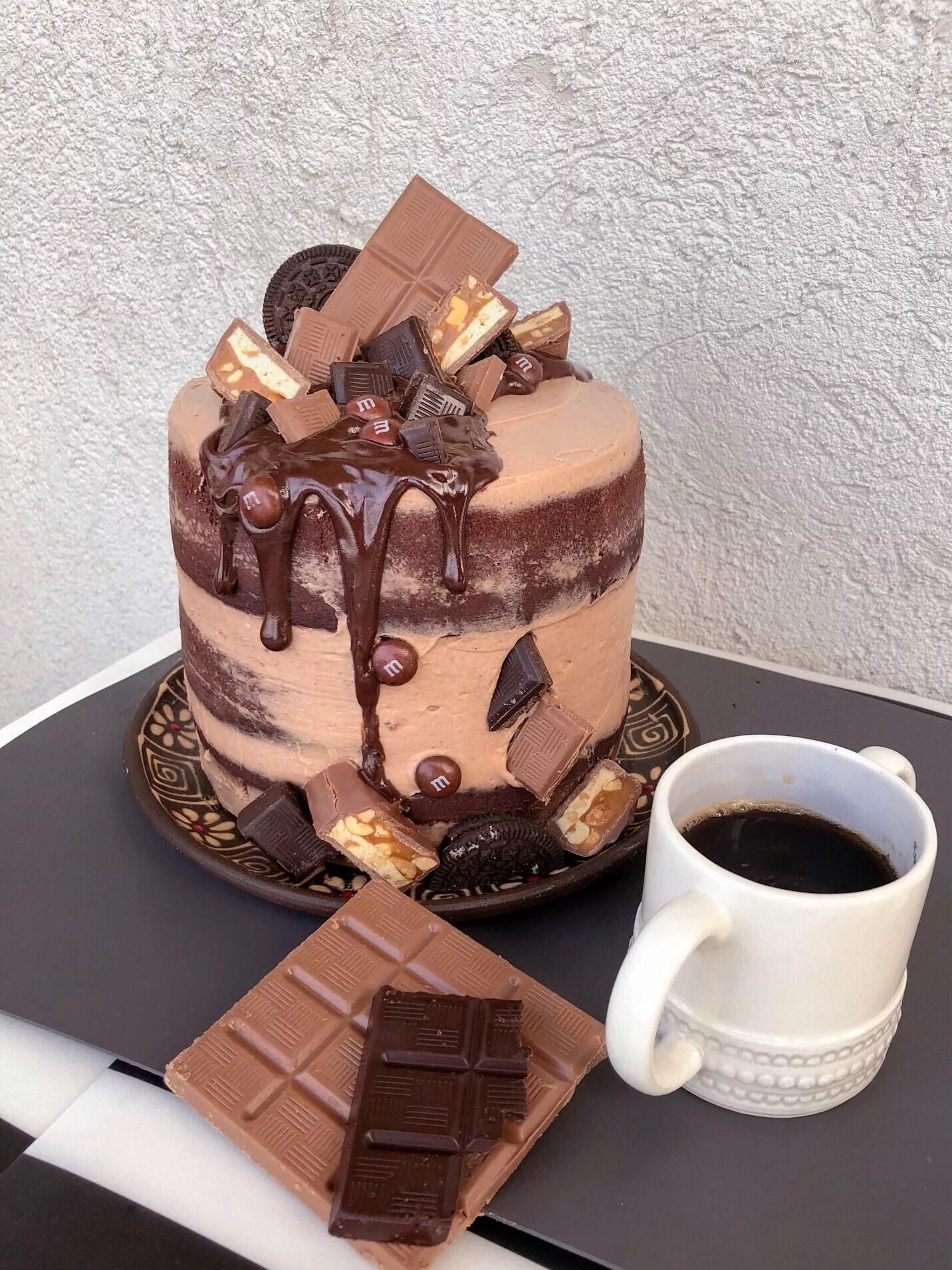 Торт «три шоколада». Торт шоко мокко. Торт с шоколадным декором. Торт три шоколада декор.