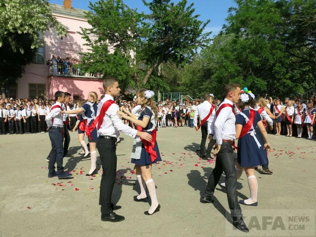 Электронный 2 школа феодосия. Школа 2 Феодосия. МБОУ специализированная школа 2 Феодосия. 14 Школа Феодосия.