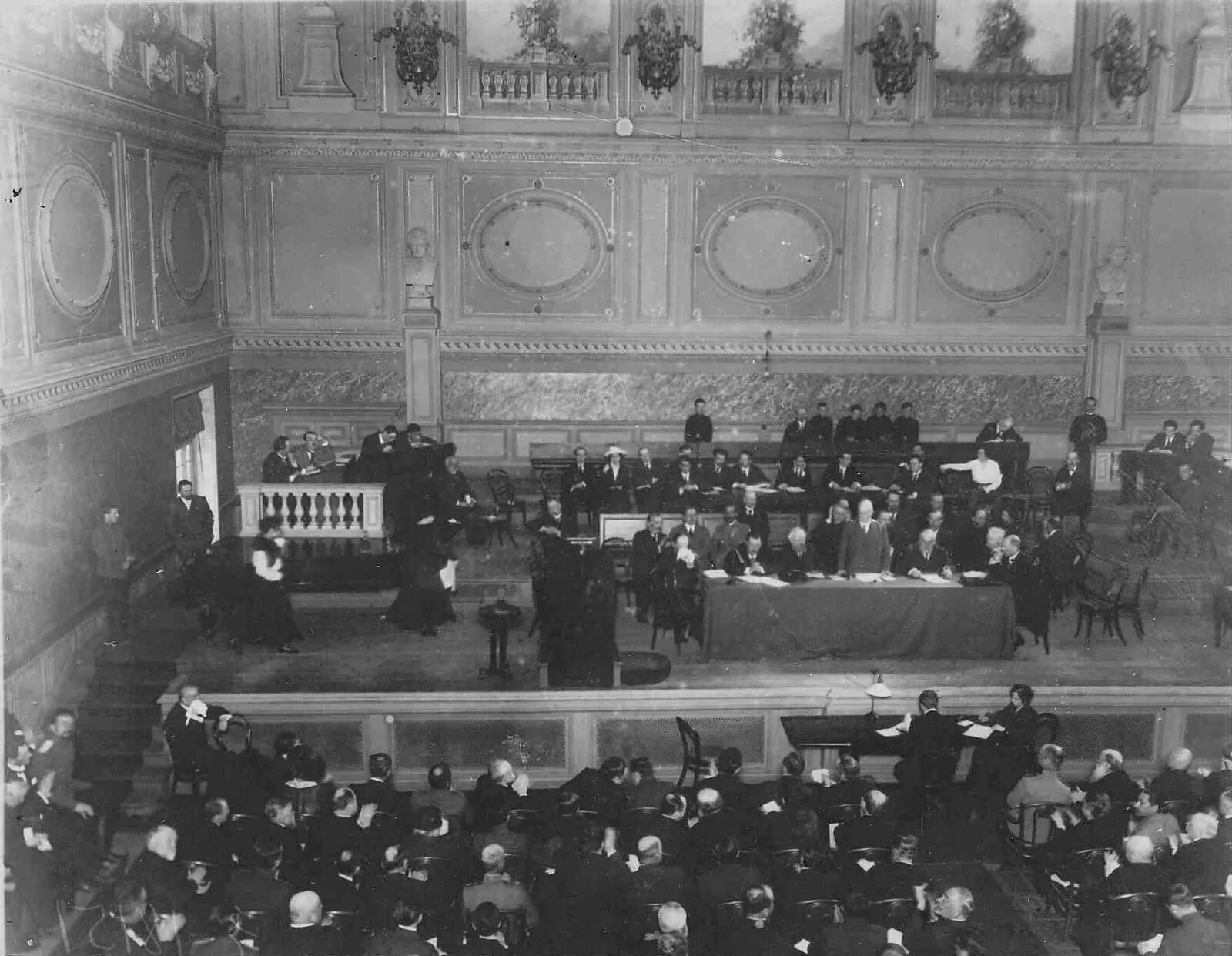 Лидер партии кадетов 1905. Милюков партия кадетов. Конституционно-демократическая партия. Партия кадетов 1905-1917. Гучков партия октябристов.