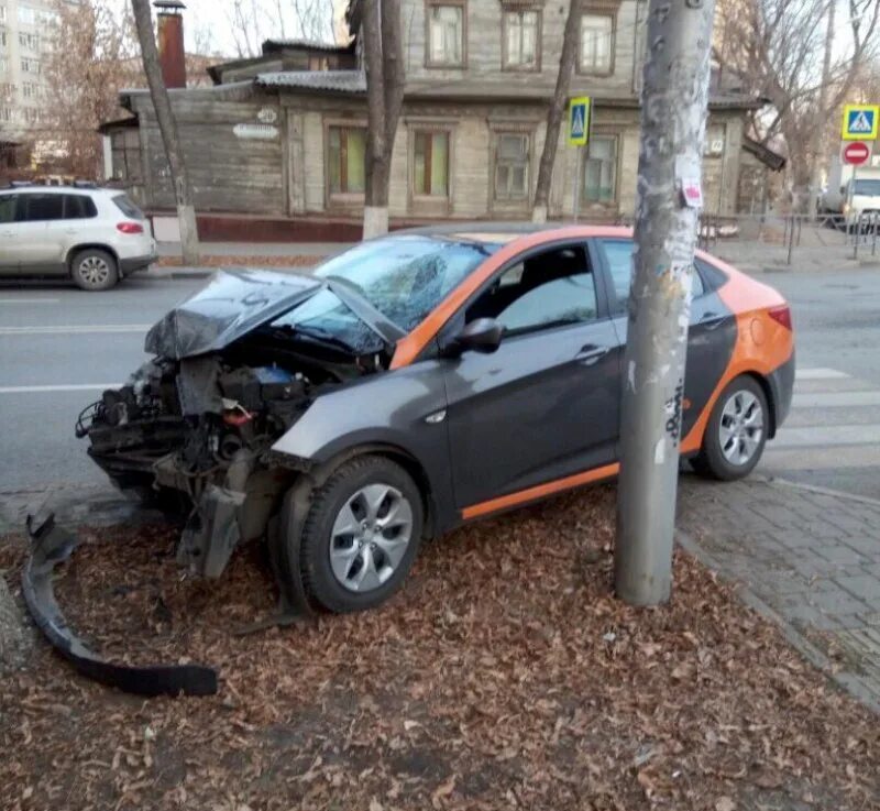 Разбитый поло Делимобиль.