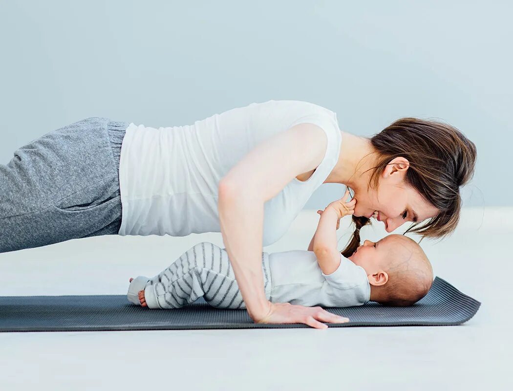 Молодые мамы. При гв заниматься спортом. Йога для мам с грудничками. При гв заниматься спортом. Фитнес после родов.