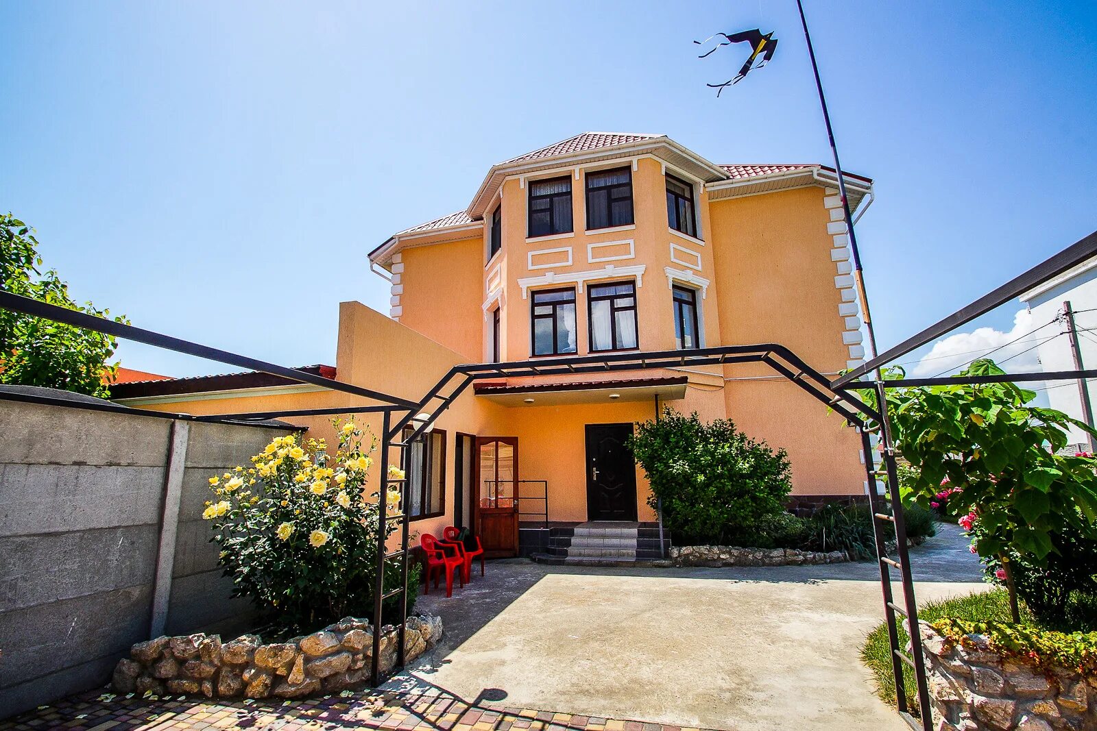 Гостевой дом лукоморье крым. Гостевой дом лукоморье. Лукоморье береговое крым. Гостевой дом лукоморье геленджик. Гостевые домики геленджик лукоморье.