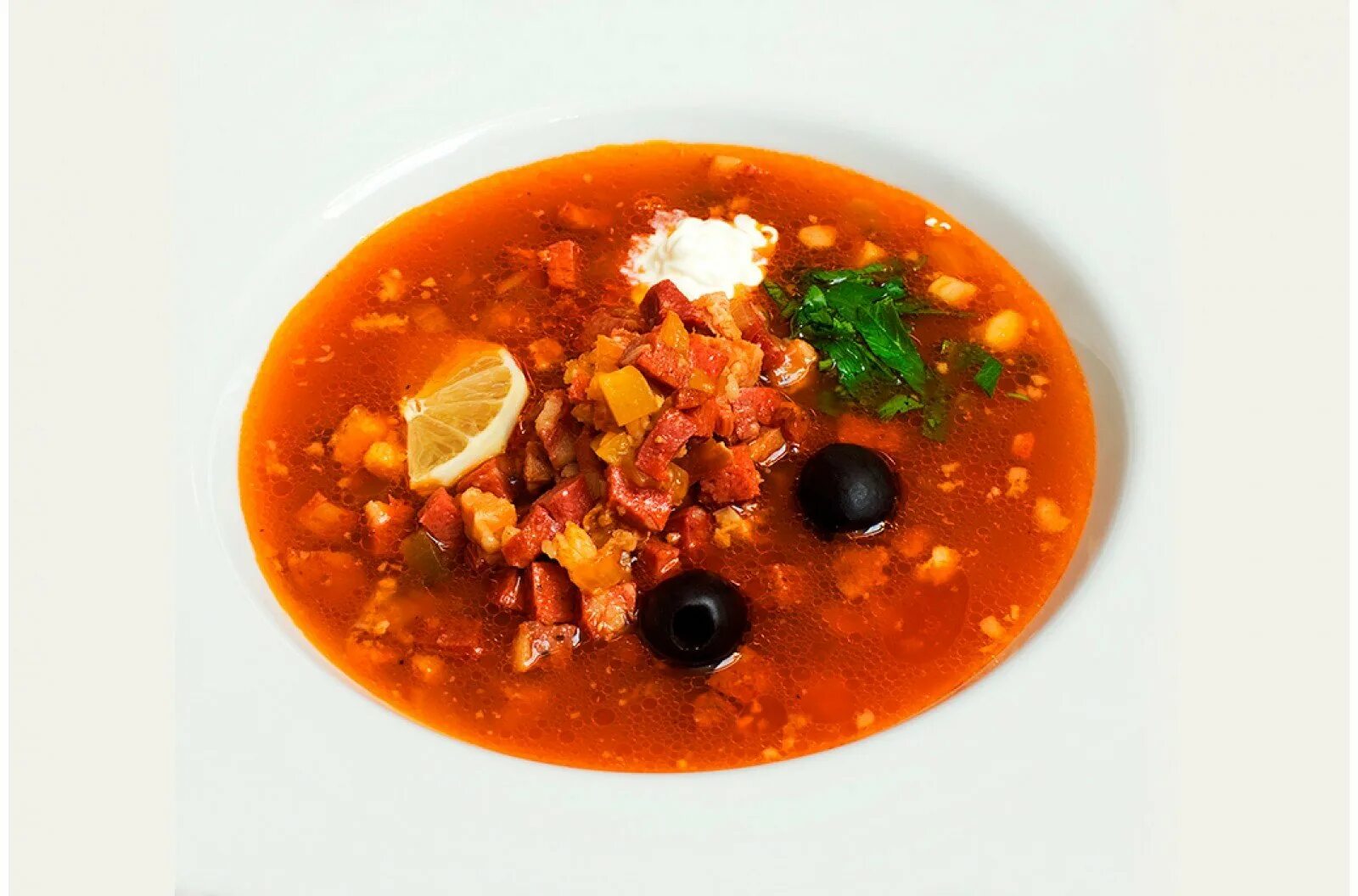 Солянка астраханская. Солянка. солянка сборная. солянка мясная. чечевичный суп вид сверху.