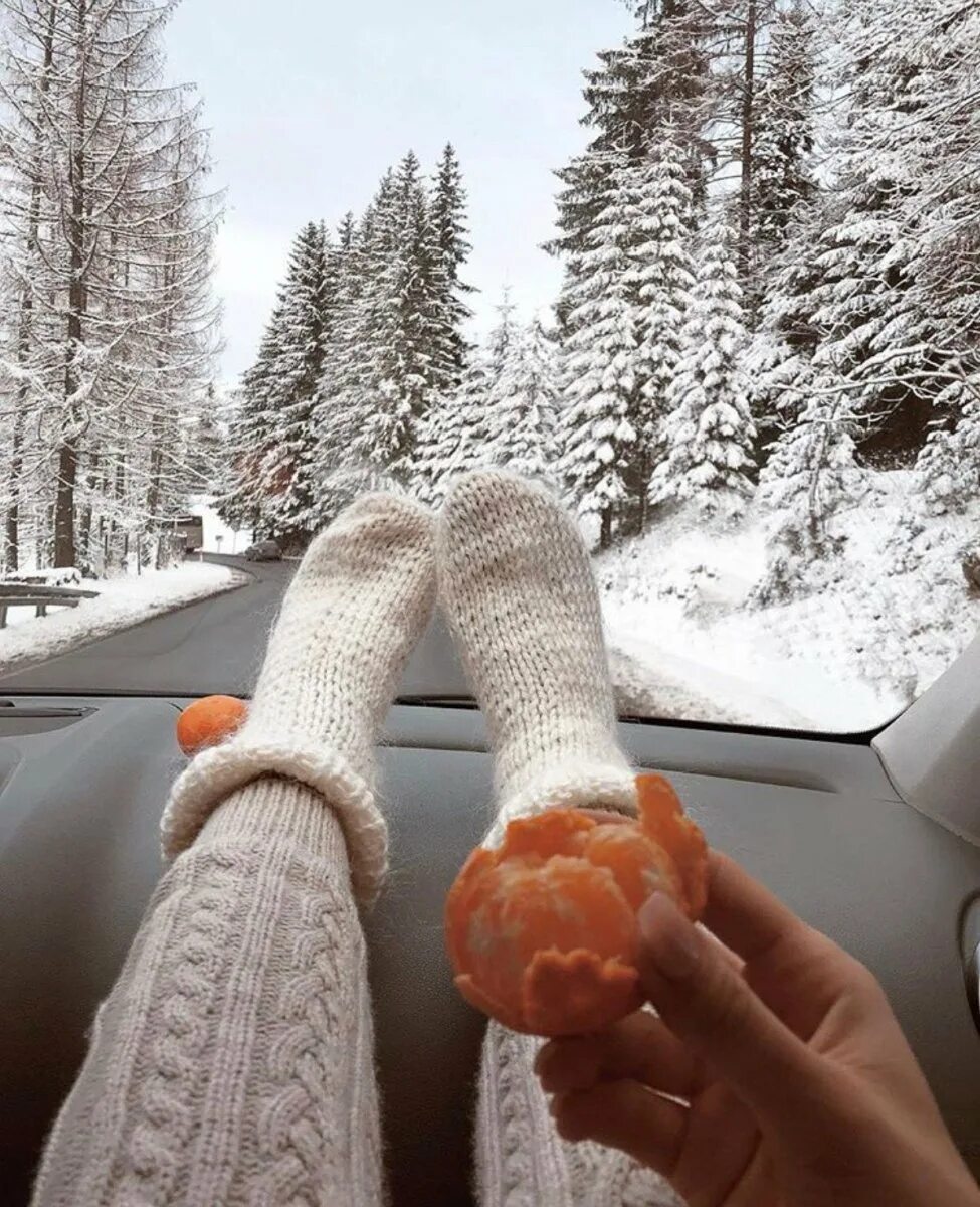 В сильный мороз ноги. Машина зимой. Ноги в снегу. Ноги в машине зима. Ноги из сугроба.