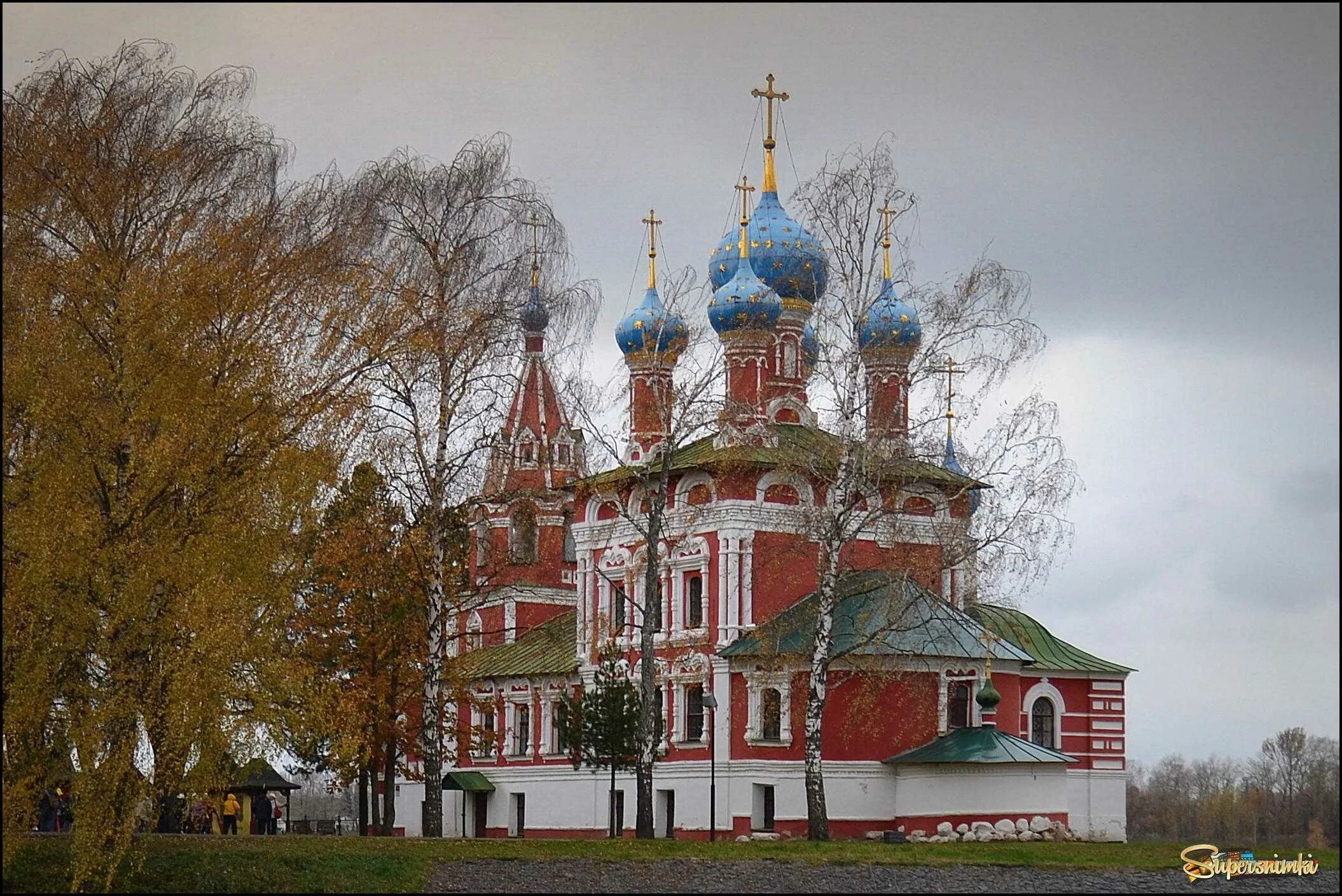 Церковь царевича Димитрия Углич. Храм Димитрия на крови в Угличе. Углич храм Дмитрия на крови. Церковь Димитрия на поле в Угличе.