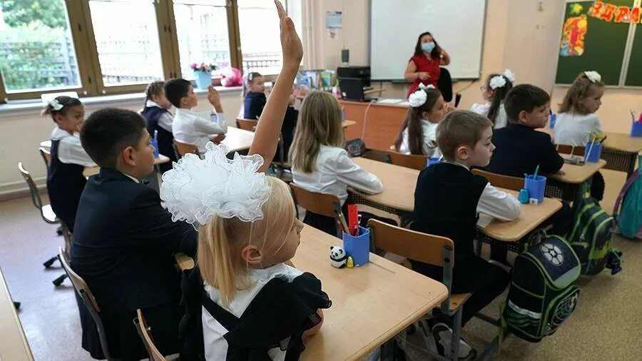 В классе изучают историю. Российская школа. Школьные учебники. В классе изучают историю. В классе изучают историю.