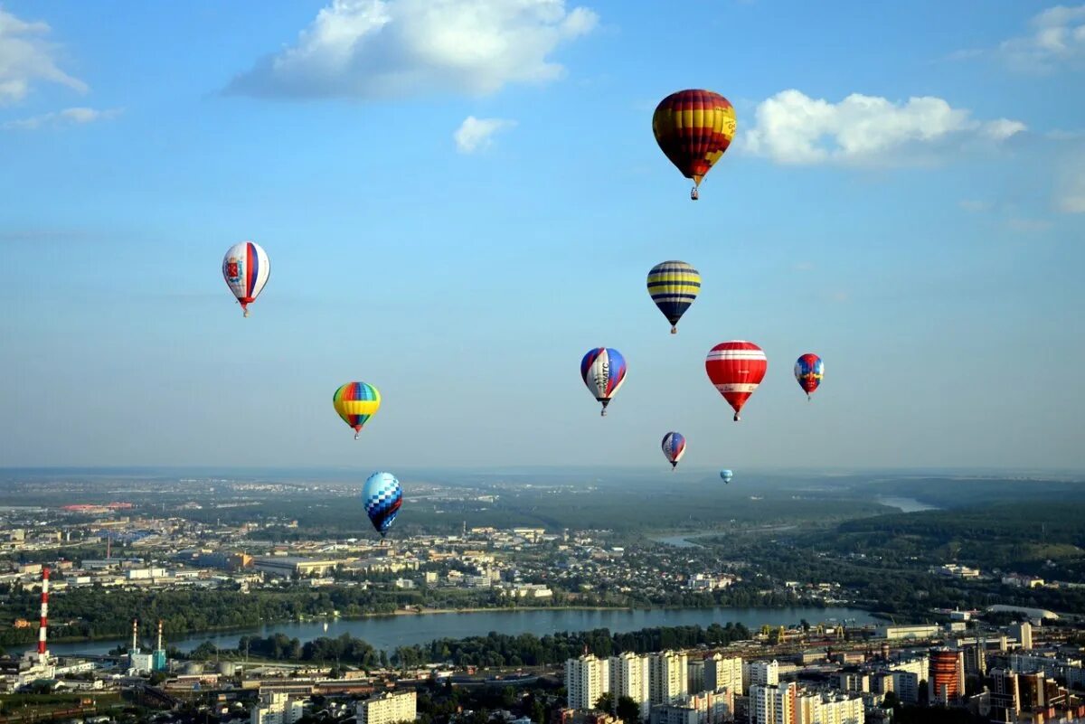 Полет на шаре уфа. Воздушные шары. Полет на воздушных шарах. Воздушные шары на день города. Воздушный шар над городом.