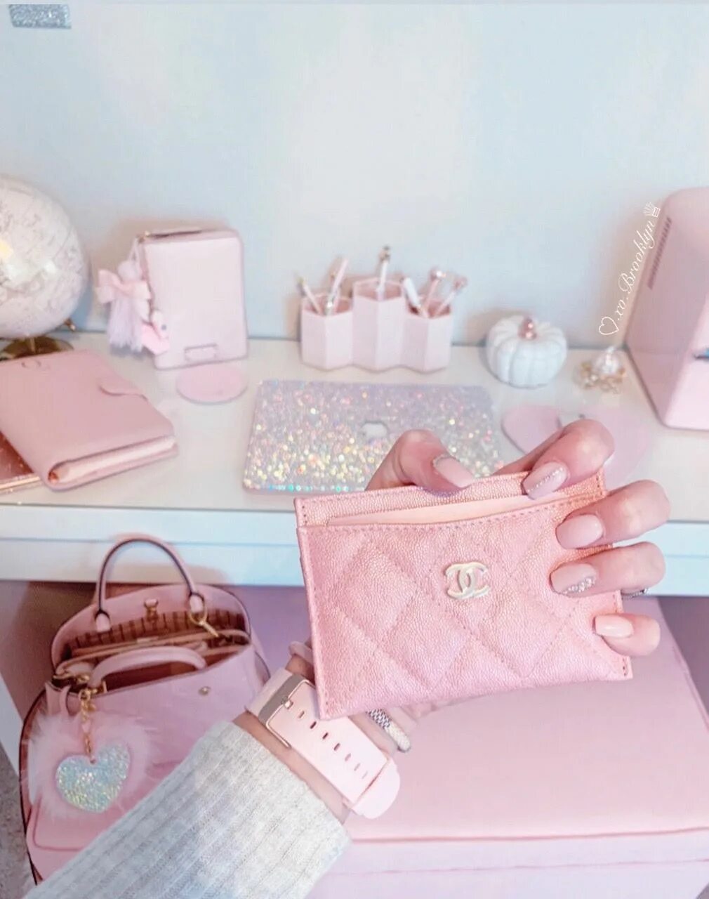 Девчачьи вещи. Розовые аксессуары для девушек. Светло розовые аксессуары женские. Флетлей духи. Красивые розовые аксессуары.