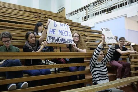 Студенты гуманитарного института
