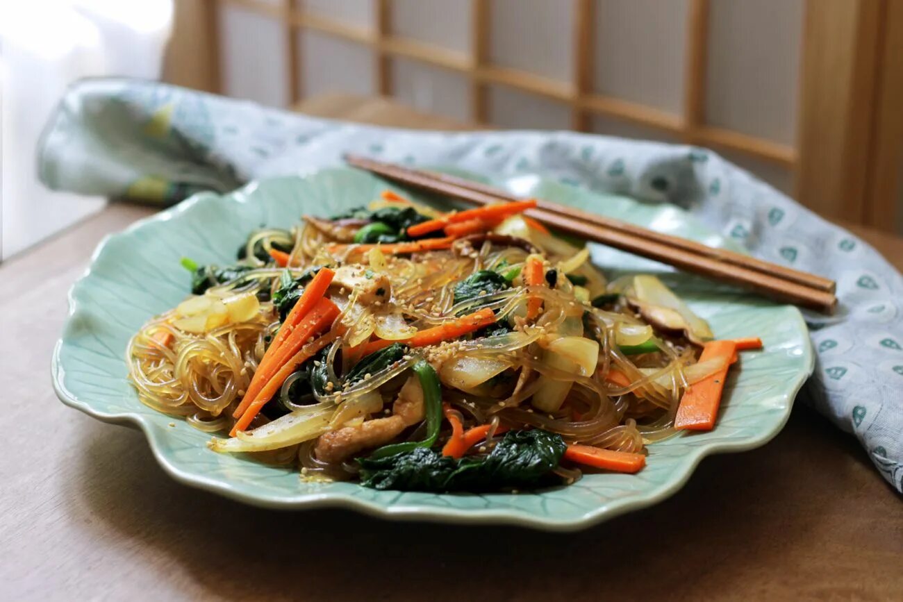 Лапша по корейски рецепт. Корейская еда Чапчхэ. Japchae Noodles. Чапчхэ фунчоза по-корейски. Чапче корейское блюдо.