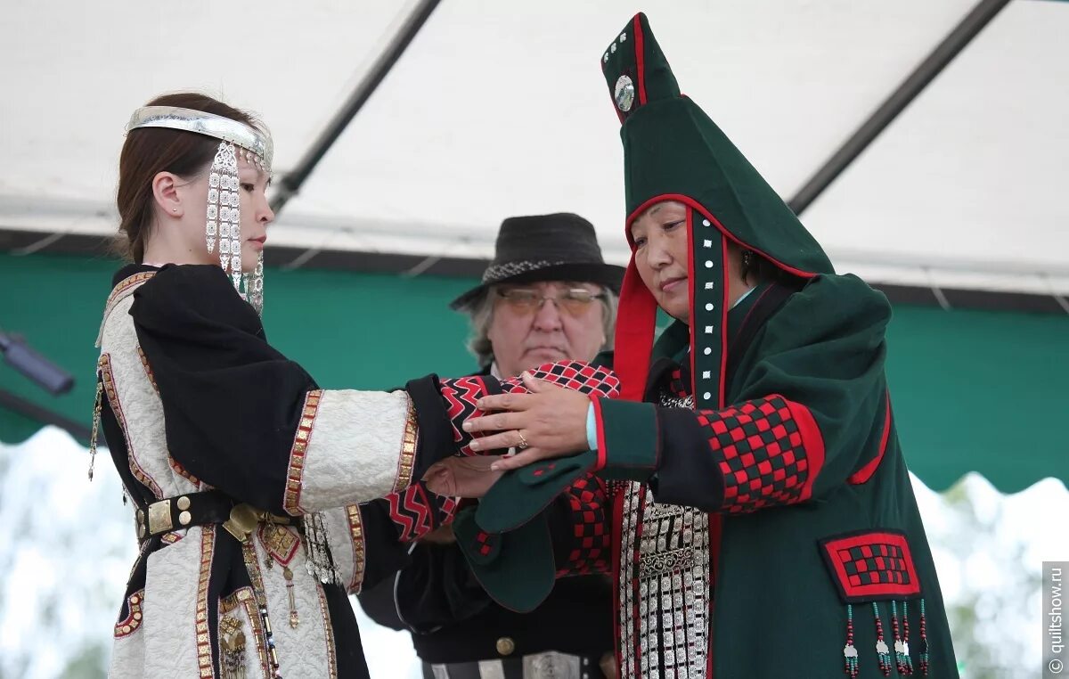 Якутская традиция уважительное отношение женщины к мужу. Якуты Свадебные традиции. Свадебный наряд якутов.