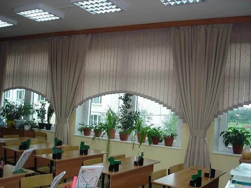 Жалюзи для школьного класса. Вертикальные жалюзи 3м /2. Шторы на окна в классе. Шторы для школы. Шторы в актовый зал.