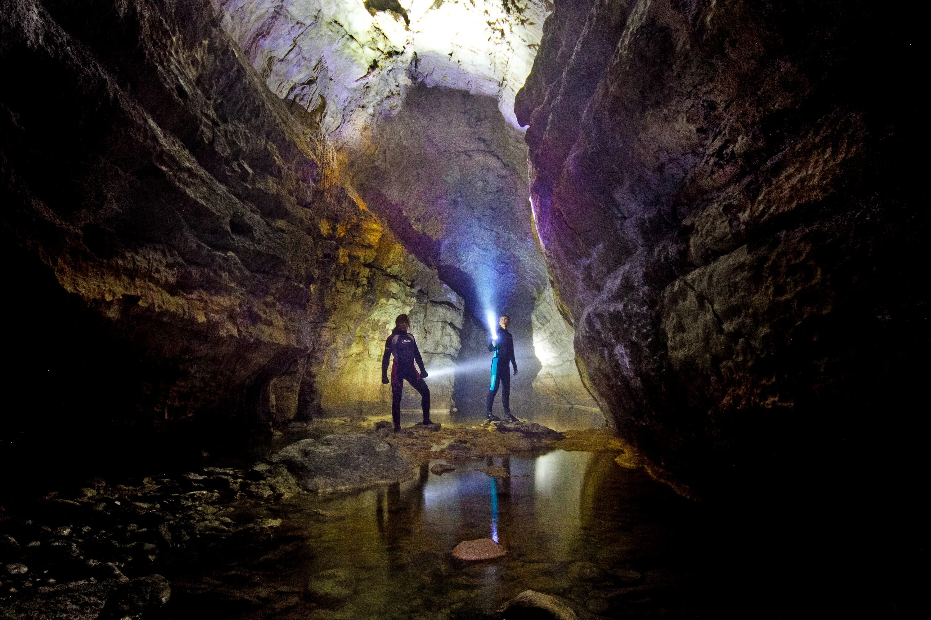 Depeche mode broken live studio. Пещера тхиен дыонг вьетнам. Пещеры светлячков вайтомо. Cave live. Замшелая пещера.