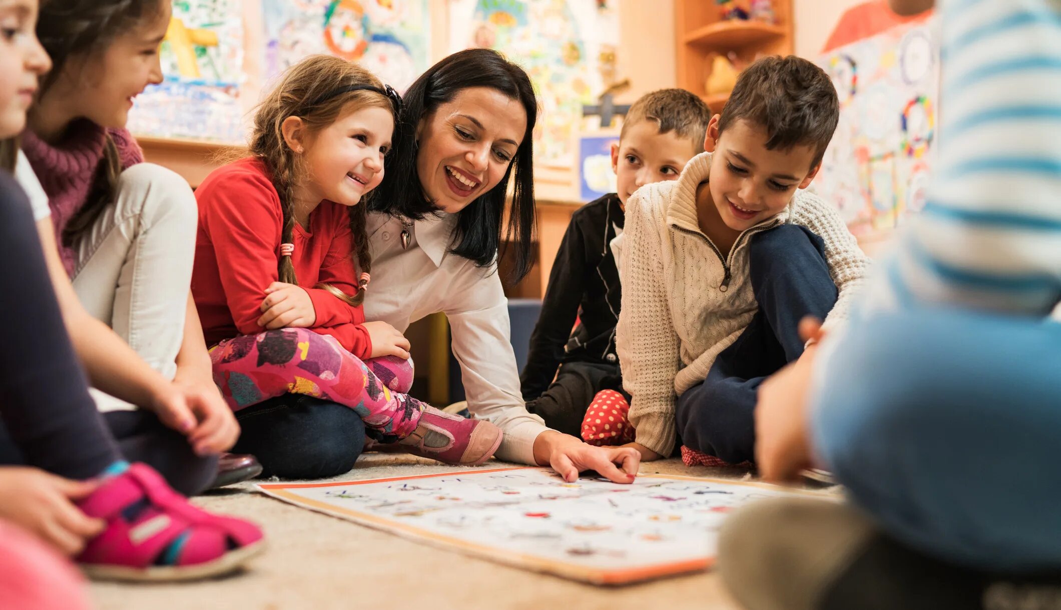 Preschool teachers. Дошкольное образование в Великобритании. Обучение дошкольников. Большие группы детей. Счастливый педагог счастливые дети.