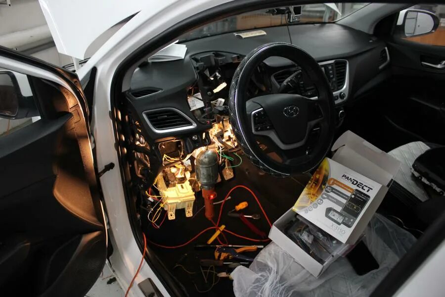 Сигнализация на хендай солярис с автозапуском в 2011. Старлайн а 93 на хундай солярис. Starline a93 солярис. Установка сигнализации солярис. Сигнализация хендай солярис.