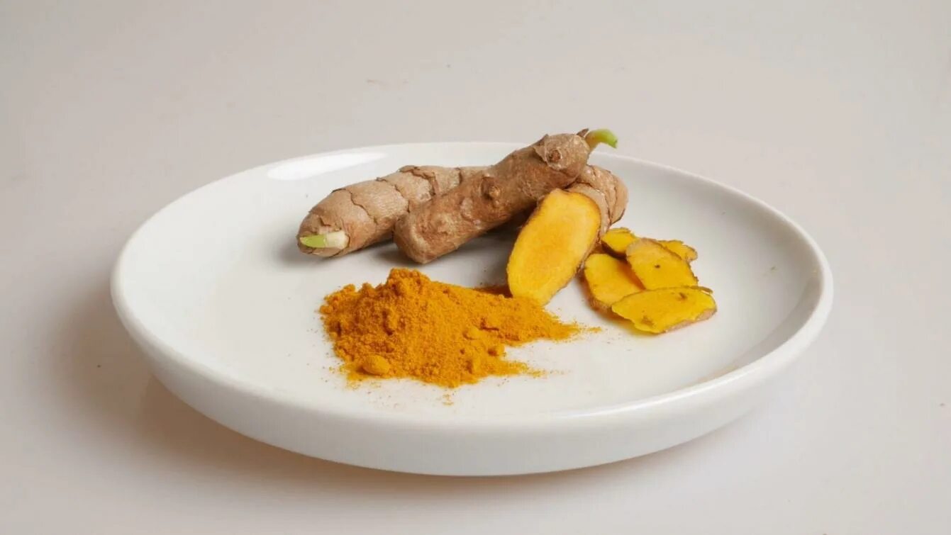 Куркума пряность. Куркума и имбирь. Куркума аюрведа. Имбирь кардамон корица куркума. Куркумин специя.