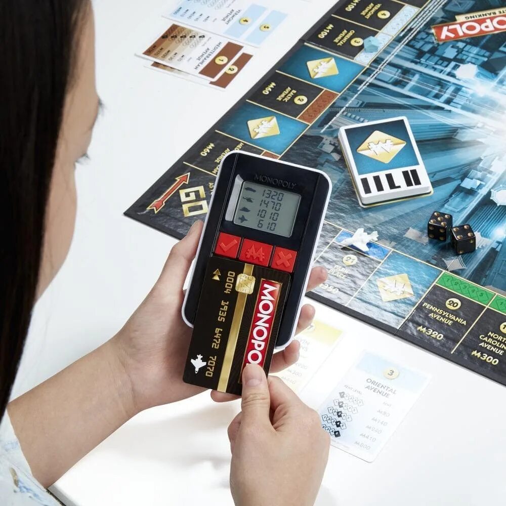 Игры монополия банк. Monopoly с банковскими картами. настольная игра hasbro монополия с банковскими картами. монополия с банковскими карточками hasbro. монополия с банковскими картами банк без границ.