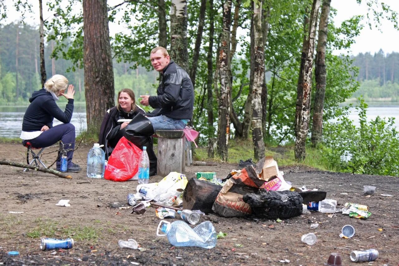 Ужасный поход. Мусорить на природе. Люди мусорят на природе. Люди мусорят в лесу.