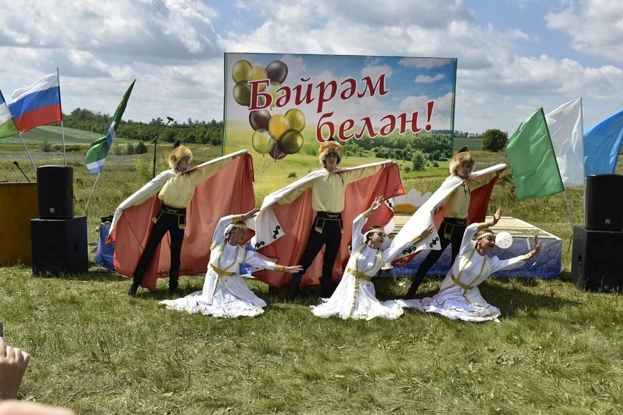 17.06 2025 какой праздник в башкирии. С праздником республики башкортостан. праздники башкирии. многонациональная республика башкортостан фотозона. день башкортостана 12 июня.