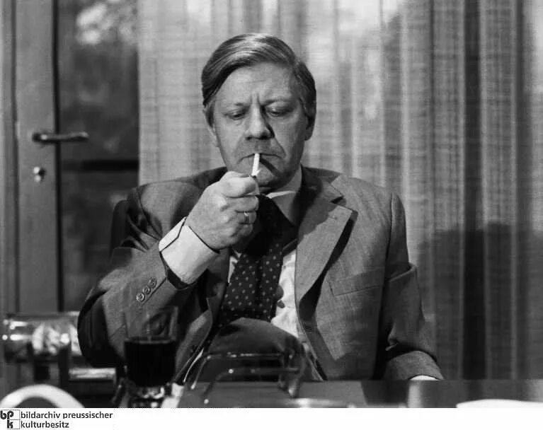 Гельмут шмидт фрг. Гельмут шмидт. Г шмидт канцлер фрг. Шмидт канцлер. Гельмут шмидт фрг.