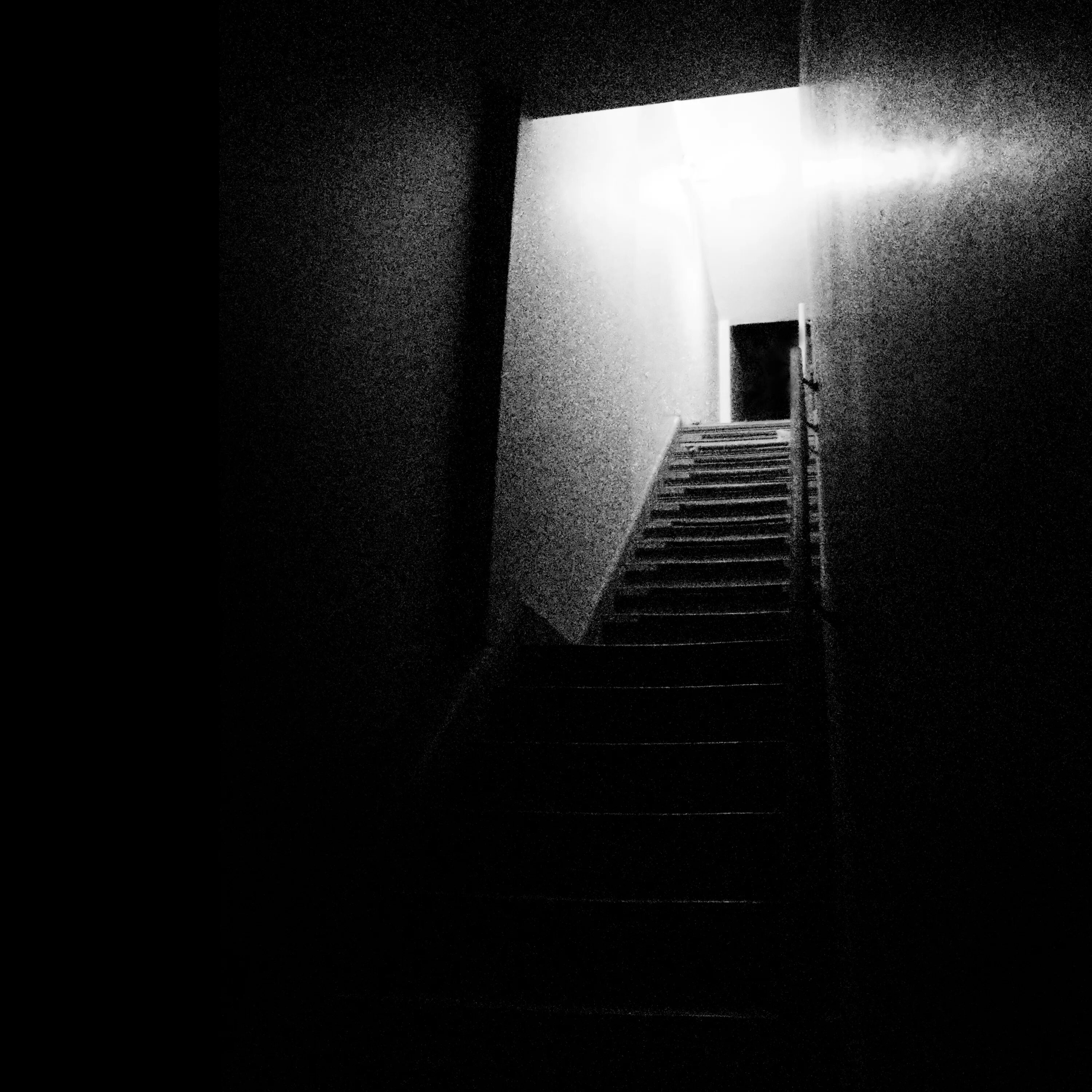 Лестница вниз. Лестница в темноту. Страшная лестница. Темный подвал. Лестница в темноте