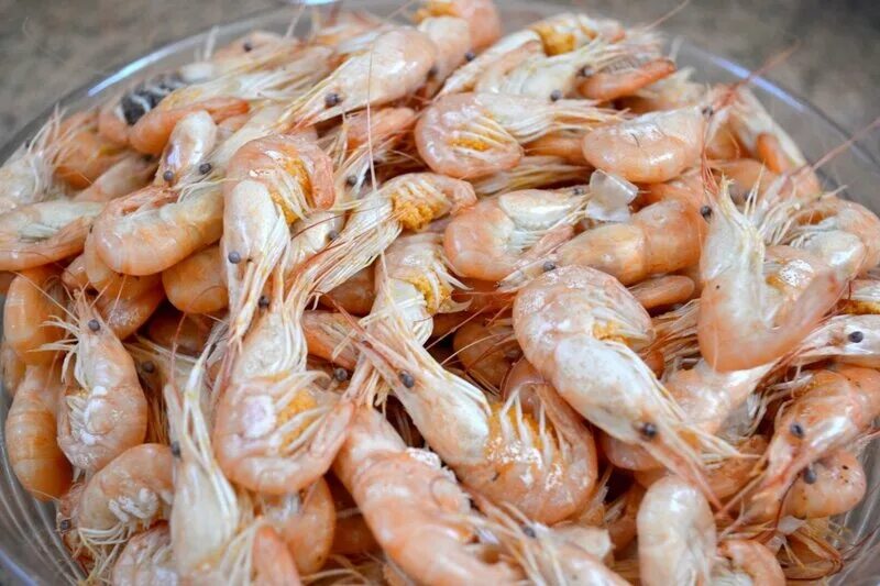 курица с креветками. креветки в черном море. куриные креветки. копченые креветки купить.
