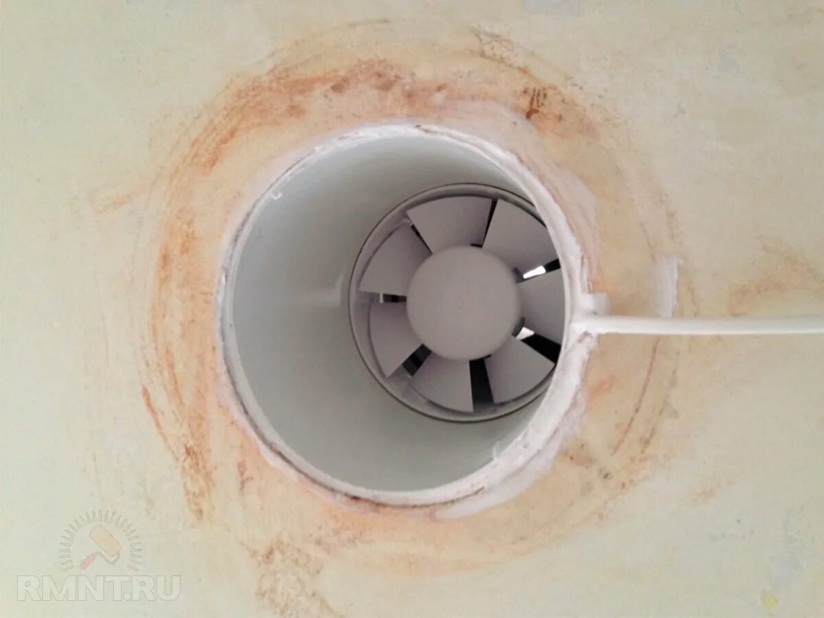 Вентиляция в стене ванной. Принудительная вытяжка в ванной с обратным клапаном. Вытяжной вентилятор в канализационную трубу 110 мм. Вентилятор вытяжной с обратным клапаном КИВ. Вытяжной вентилятор 80мм для ванной комнаты под натяжной потолок.