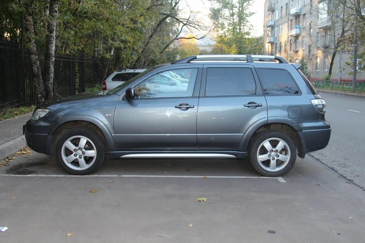 Mitsubishi outlander 1 поколение на дисках. Диски митсубиси аутлендер 1. 4 2005. Митсубиси аутлендер 1 поколения на r19. Mitsubishi outlander 2005.