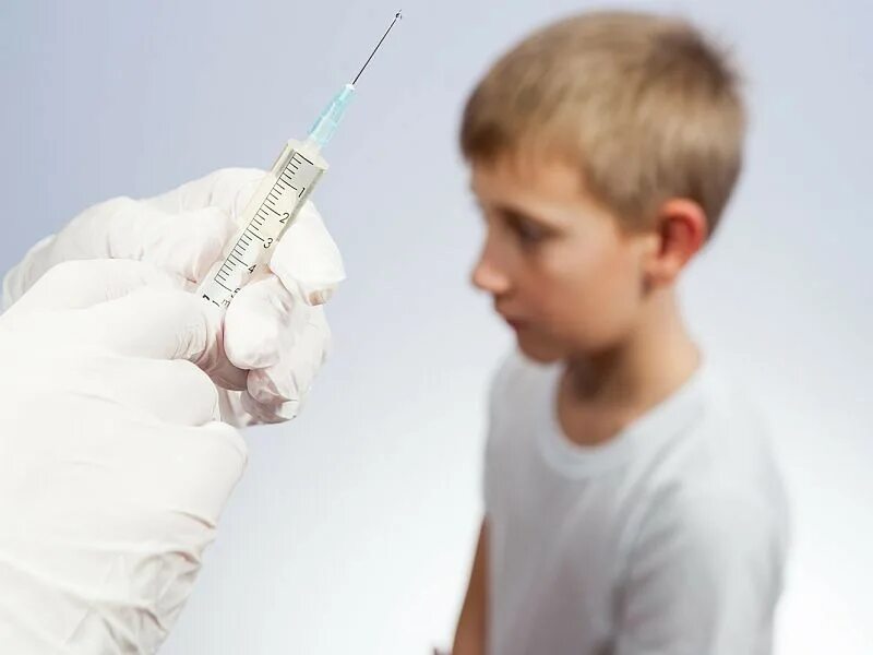 Опасно ли вакцина. Вакцинация младенцев и аутизм. Прививки и аутизм исследования. Ребенок получает прививку. Вакцинация против ветрянки детям.