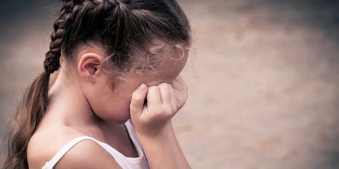 Насилуем девочку 9 лет. Насилие маленький девочки. Девочка плачет насилие.