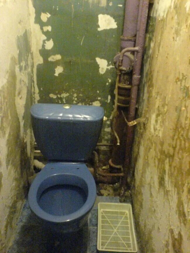Я просто была в туалете. Унитазы в старых квартирах. Старый туалет в квартире. Советский унитаз.