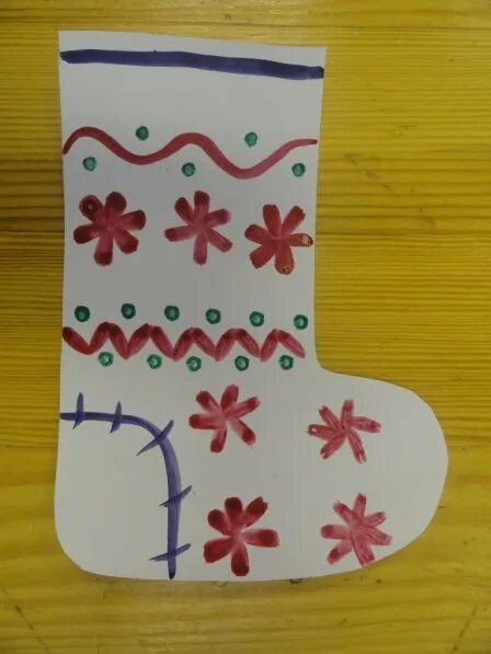 Рисование обувь средняя группа. Рисованимесапожок в старшей группе. Аппликация в средней группе оде. Украсим сапожок рисование в средней группе. Тема обувь в детском саду рисование.