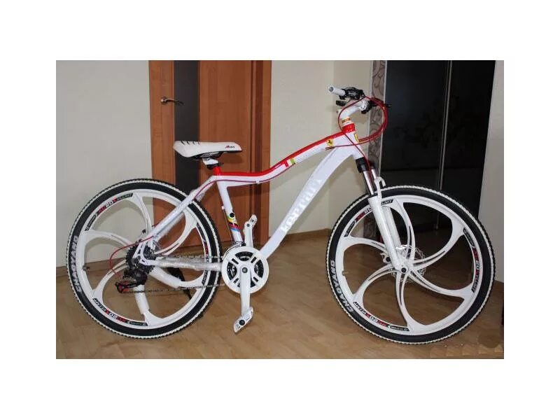Велосипед получить в подарок. Велосипед Феррари 24 колеса. Велосипед на литых дисках белый. Женский велосипед на литых дисках. Велосипед с белой рамой.