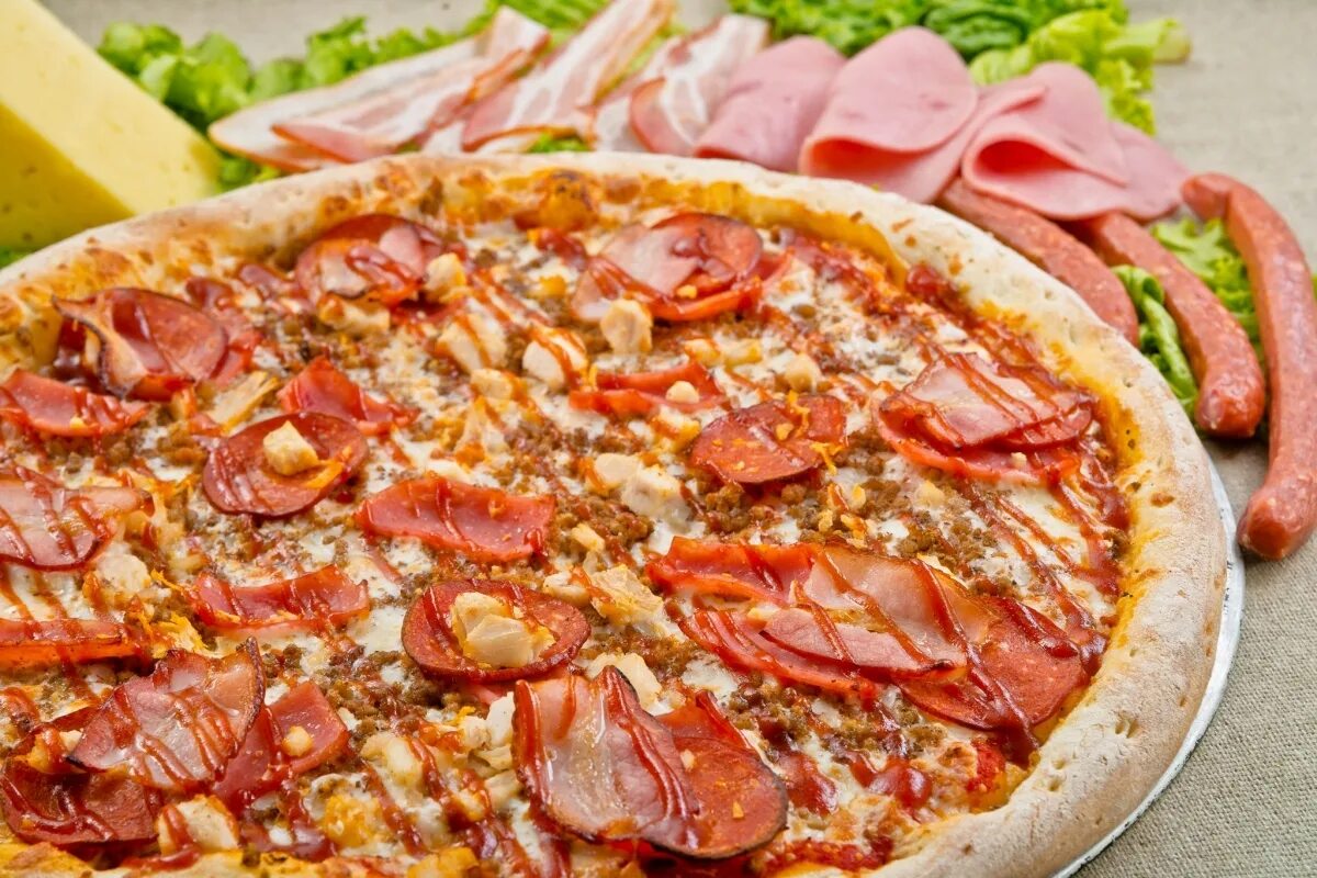 Пицца с мясом и сыром. Пицца ветчина пепперони. пицца с беконом. пицца с мясом. пицца с беконом и сыром и помидорами.