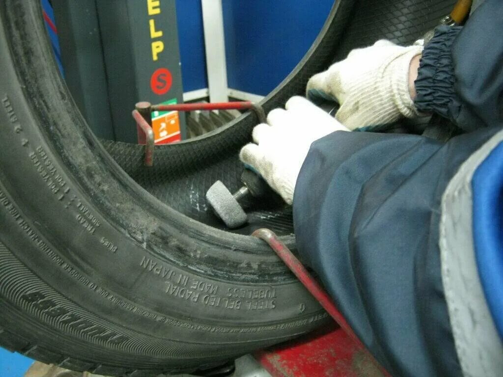 Заклейка шины автомобиля. Вулканизация резины. Вулканизация резины. Вулканизация пореза шины. Вулканизация шины боковой порез.